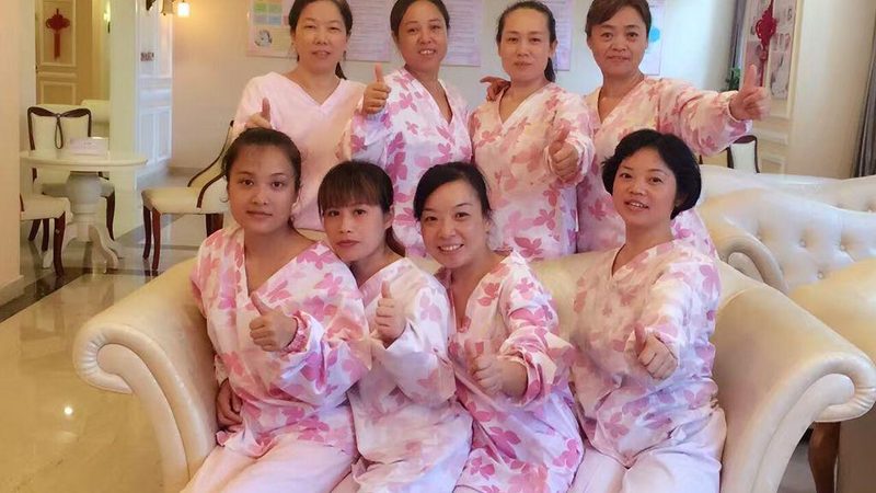 产后妈妈需要充足的营养来支持身体的恢复。月子餐应包含以下几类营养素：
