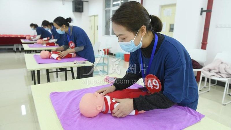 小儿推拿与药物治疗、物理治疗等方法相比，具有以下特点：
